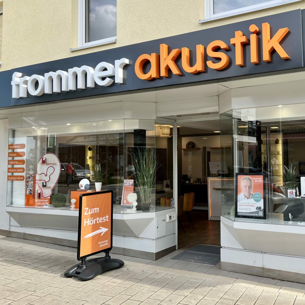 Die Front der frommer akustik Filiale in Bordesholm